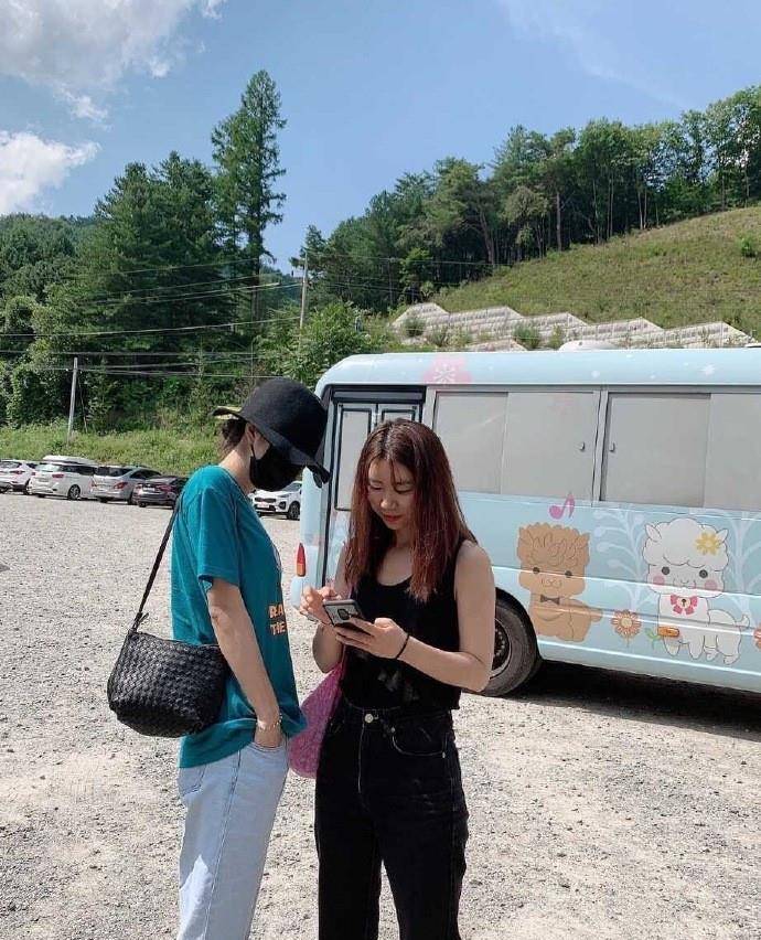 整体|徐睿知周末出游,穿牛仔裤露一截脚踝挺显腿长,韩范穿搭真时髦