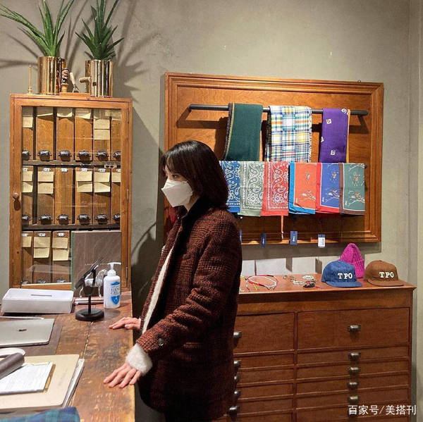 毛衣|41岁蔡琳离婚后首露面,格子大衣配牛仔裤高筒靴,温柔中透着坚韧