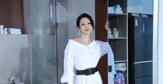 西装|秦海璐气质无敌了!“烂大街”的白色衬衫裙太高级减龄,哪像41岁