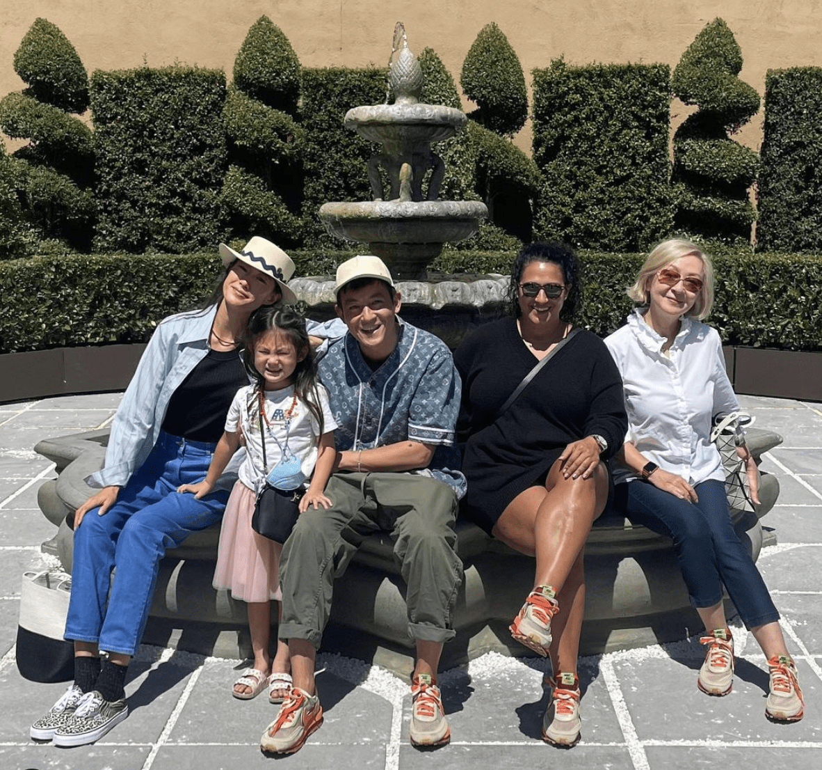 Alaia|陈冠希分享全家福，祖孙三代温馨同框，Alaia被烈日晒出表情包