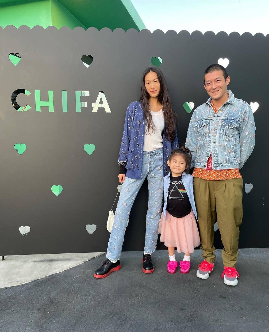 Alaia|陈冠希分享全家福，祖孙三代温馨同框，Alaia被烈日晒出表情包