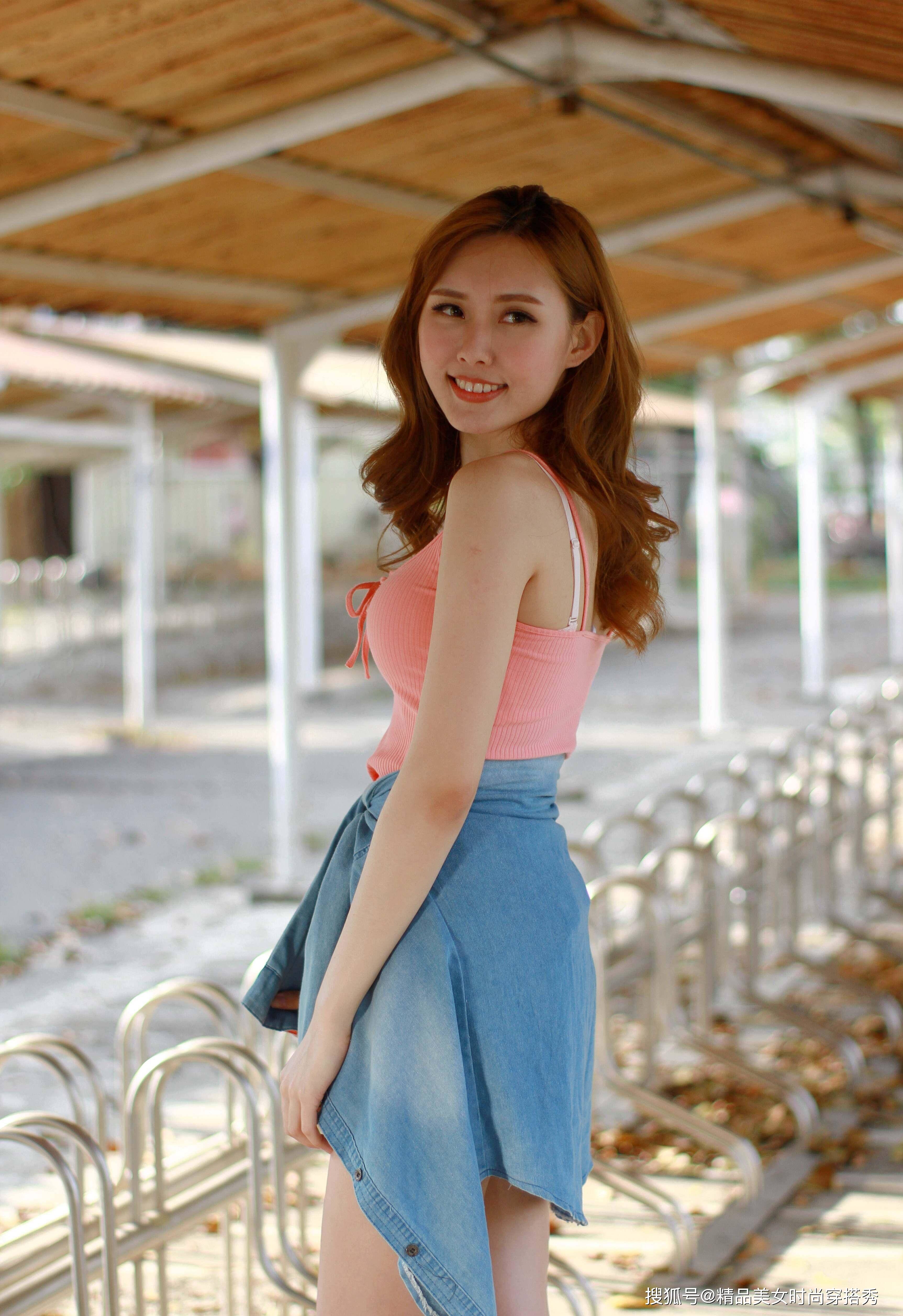吊带|粉色的吊带背心清凉舒适，下搭一条牛仔短裤，率性十足