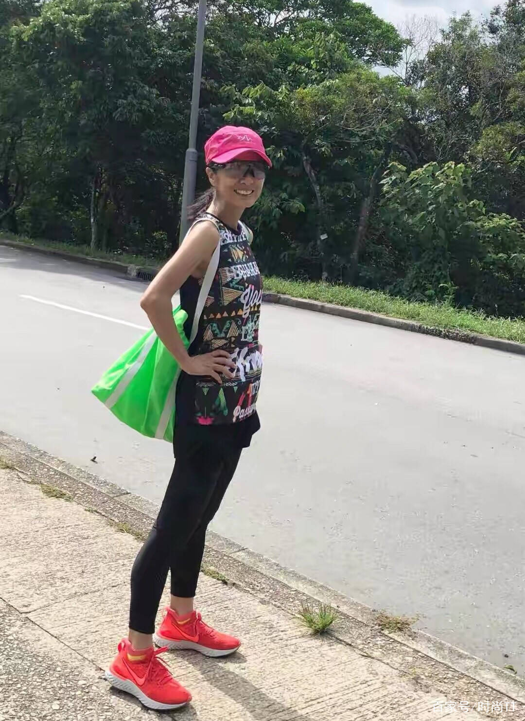 状态|64岁米雪真绝了，无袖背心配健美裤毫无赘肉，这身材让人看自卑