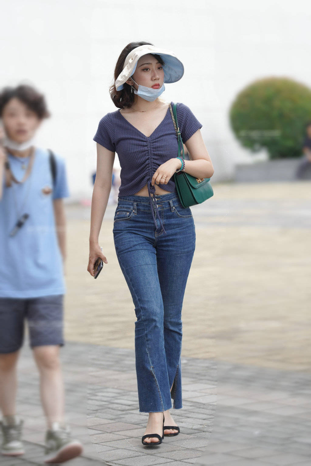 视觉|长一点的黑色T恤,既方便又时尚休闲,非常简约的穿搭