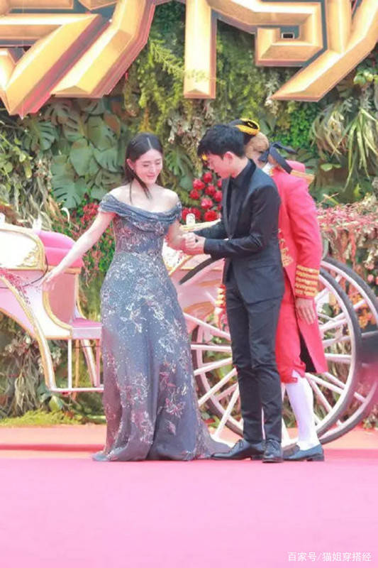 设计|张杰真宠老婆，谢娜穿一字裙扮公主，杰哥就穿西装扮成王子配合她