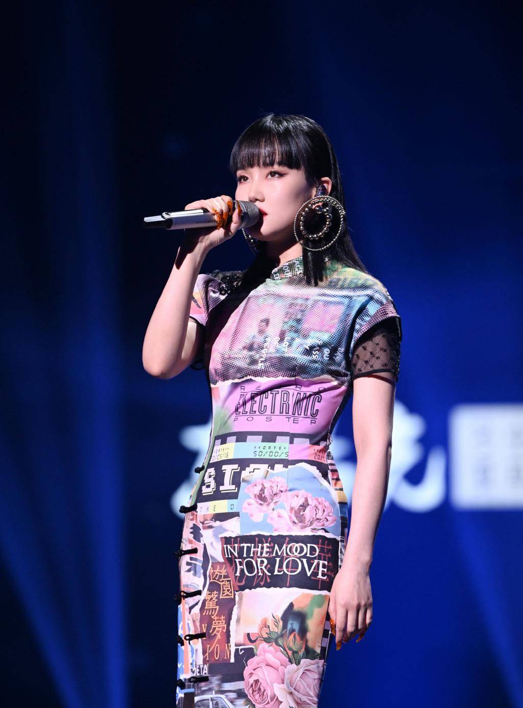 黑色|黄龄穿旗袍走机场,不显老气反而很时髦,国货也能穿出大牌感