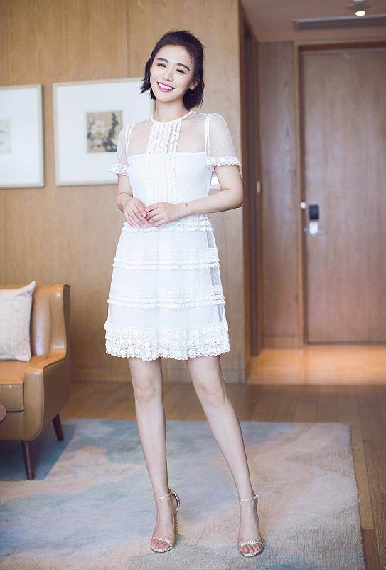 马思纯|马思纯保养得真好，穿简约的白裙气质优雅，不像比关晓彤大10岁