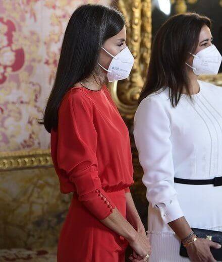 身材|西班牙王后真会穿衣！酒红色连衣裙难掩身材曲线，女人看了都羡慕