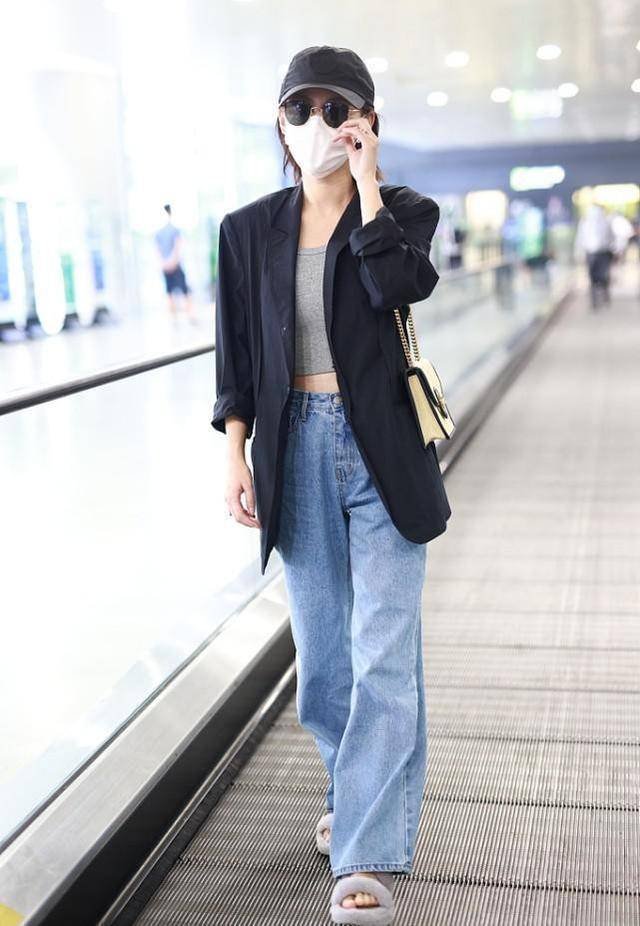 身材|张嘉倪气质成熟不少，穿宽肩西装配紧身背心，硬把身材修成三七比