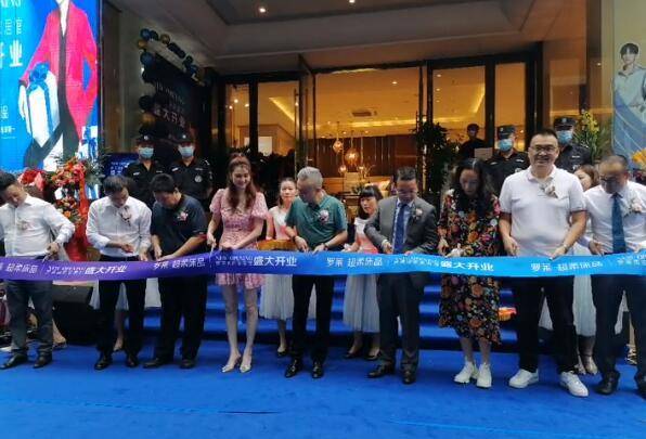 洪欣|洪欣中秋前夕忙捞金，穿粉短裙站店门口好风光，50岁还是少女身材