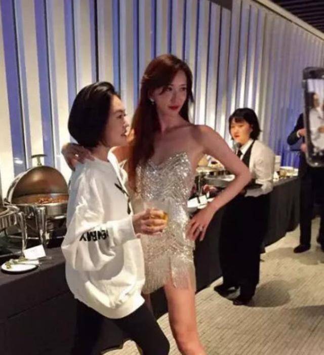 黑色|林志玲夫妇婚后首现身,Akira穿花衬衣油腻土气,网友:一脸猥琐