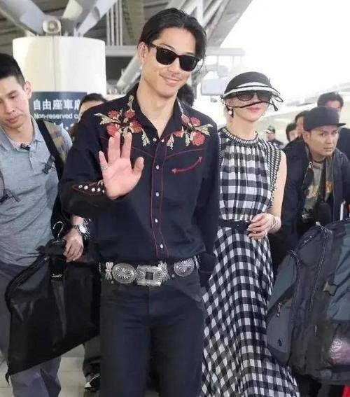 贵妇|林志玲机场秀恩爱，穿格纹裙配头纱扮贵妇，老公穿花衬衫显油腻