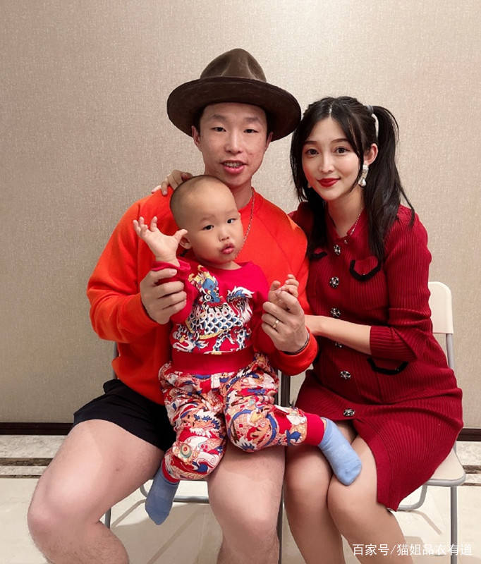 亮点|德云社烧饼老婆晒照，“网红脸”配大T恤挺甜美，看着不像俩娃妈