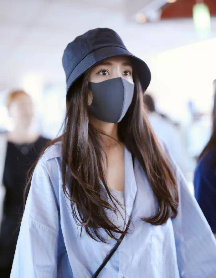 杨幂|杨幂又肆无忌惮秀美腿了!宽松衬衫玩转下衣失踪,小细腿太真实了