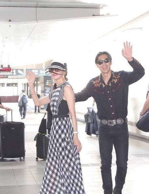 黑色|林志玲夫妇婚后首现身,Akira穿花衬衣油腻土气,网友:一脸猥琐