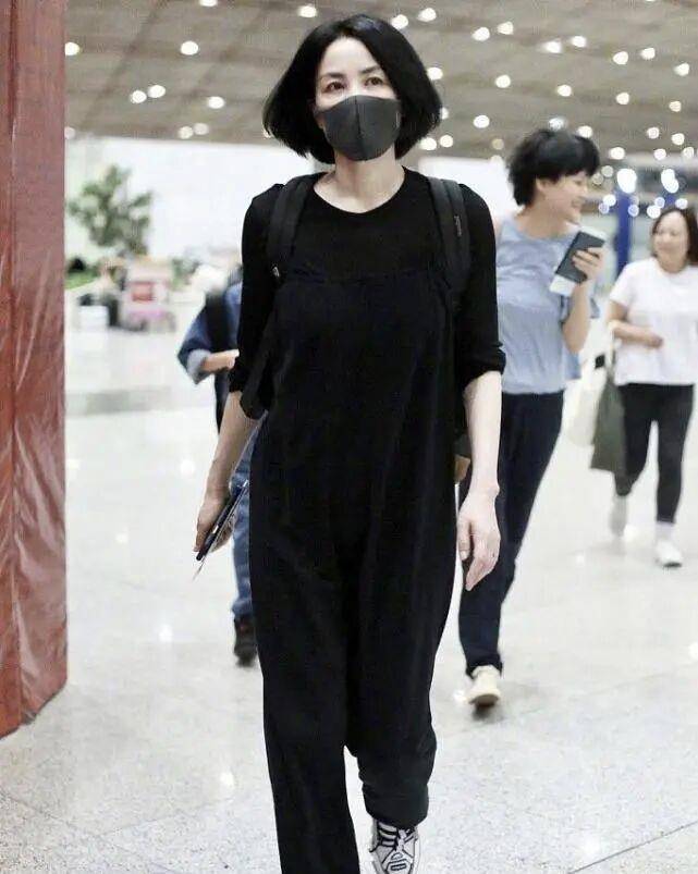 黑色|王菲的时尚太难懂！蓝衬衣配灯笼裤背黄色编织包，与农村大妈无异