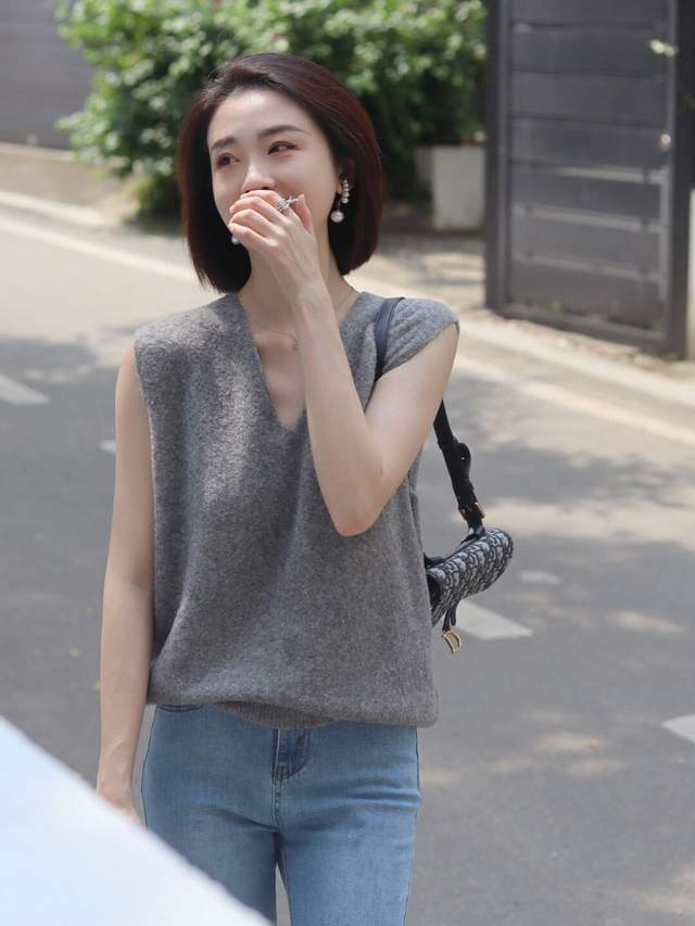 显得|秋季,针织衫怎么穿才高级?搭配半身裙或牛仔裤优雅洋气,超好看