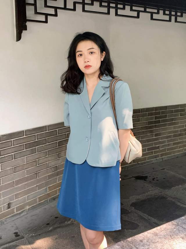 下半身|秋季小个子怎么穿才显高?红色u领上衣+淡黄色波点裙,气质又性感