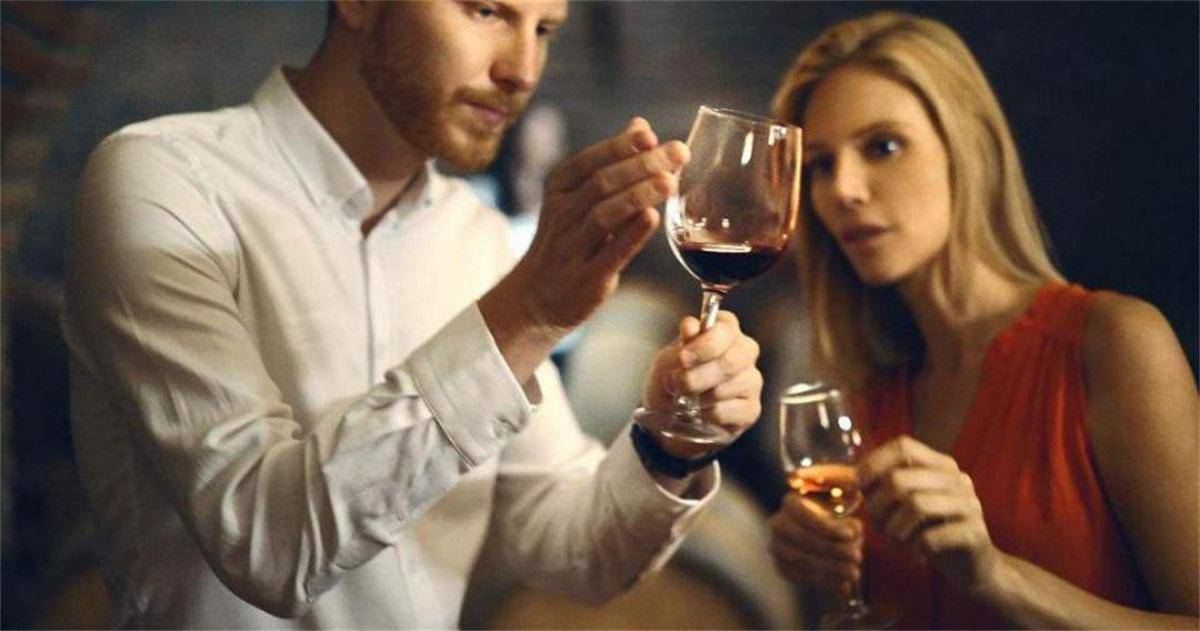 葡萄|揭秘：为什么喝完红酒舌头和嘴唇会发黑？