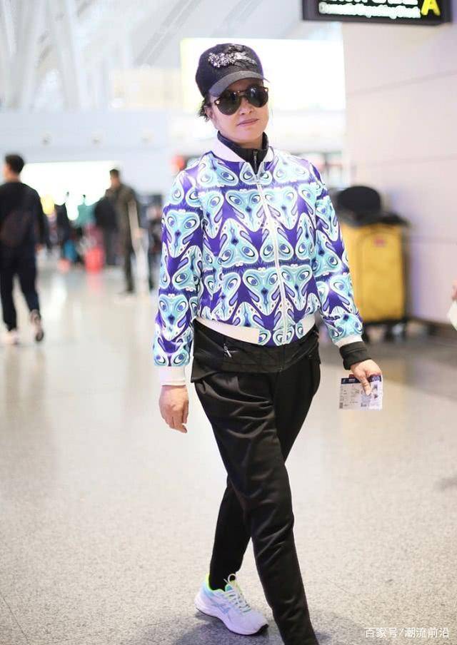 上半身|刘晓庆真会“作妖”！羽绒服当内搭棒球服做外套？00后都没你敢穿