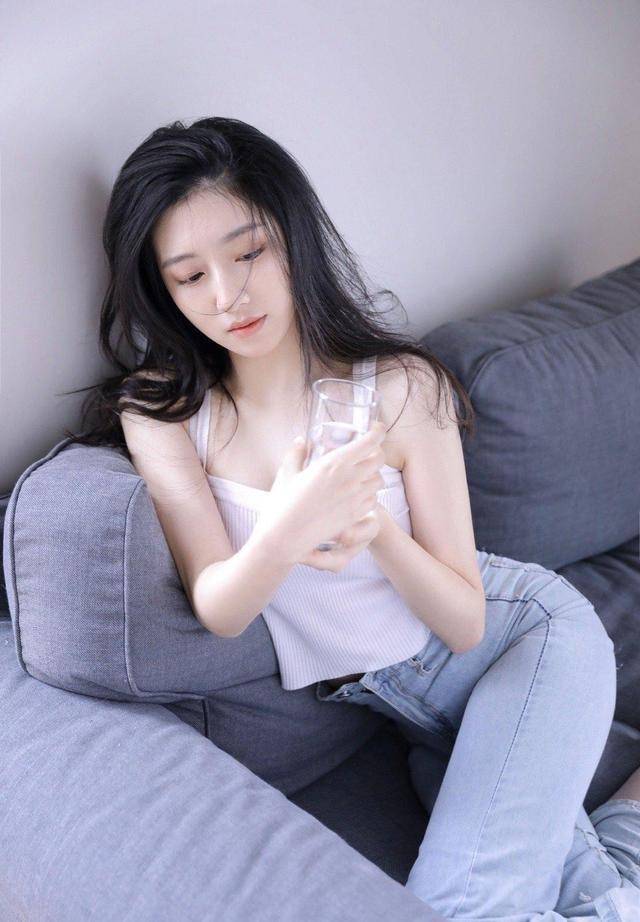 高颜值白皙美女港风清纯写真,灵动优雅,清新可人!