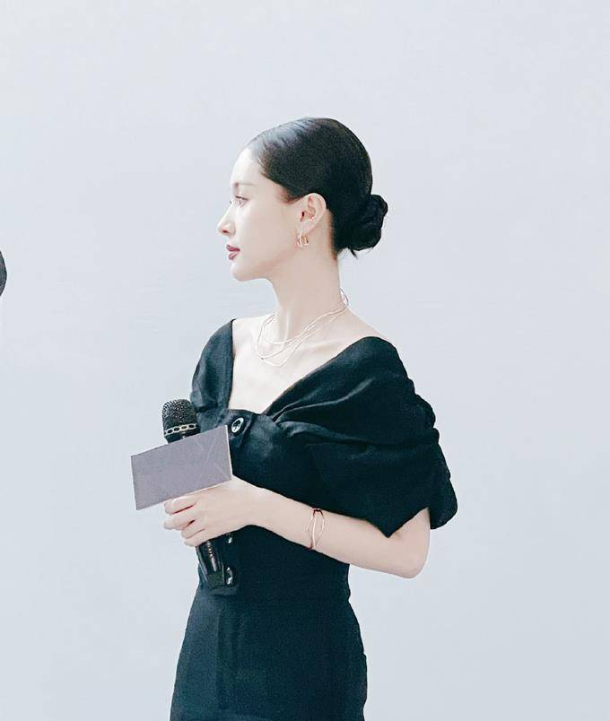 活动|王子文身材真能打,穿黑色裤装秀蛮腰长腿,生图和精修完全没区别