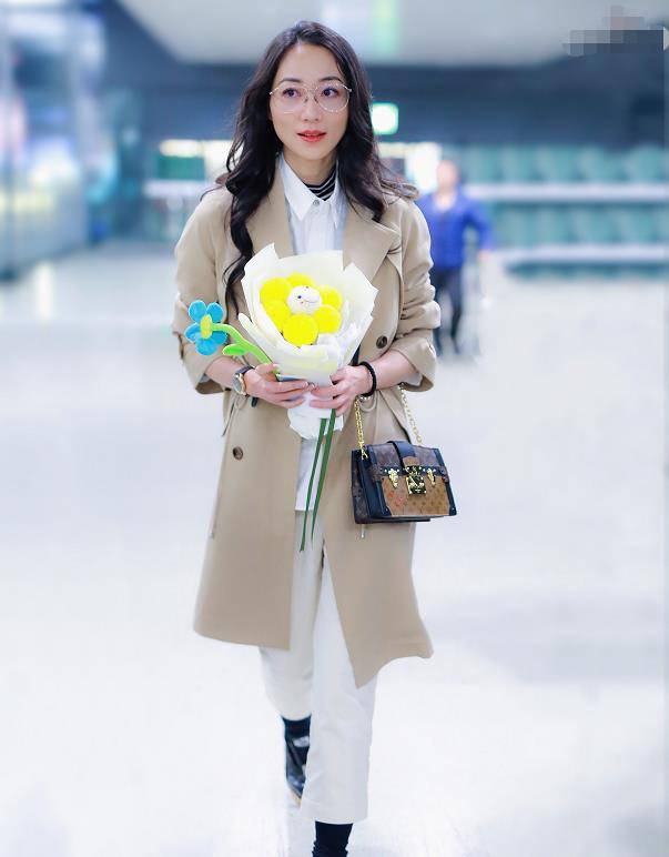 魅力|现在不流行把衬衫塞进裤子里了，看看韩雪是怎么穿的，贼前卫