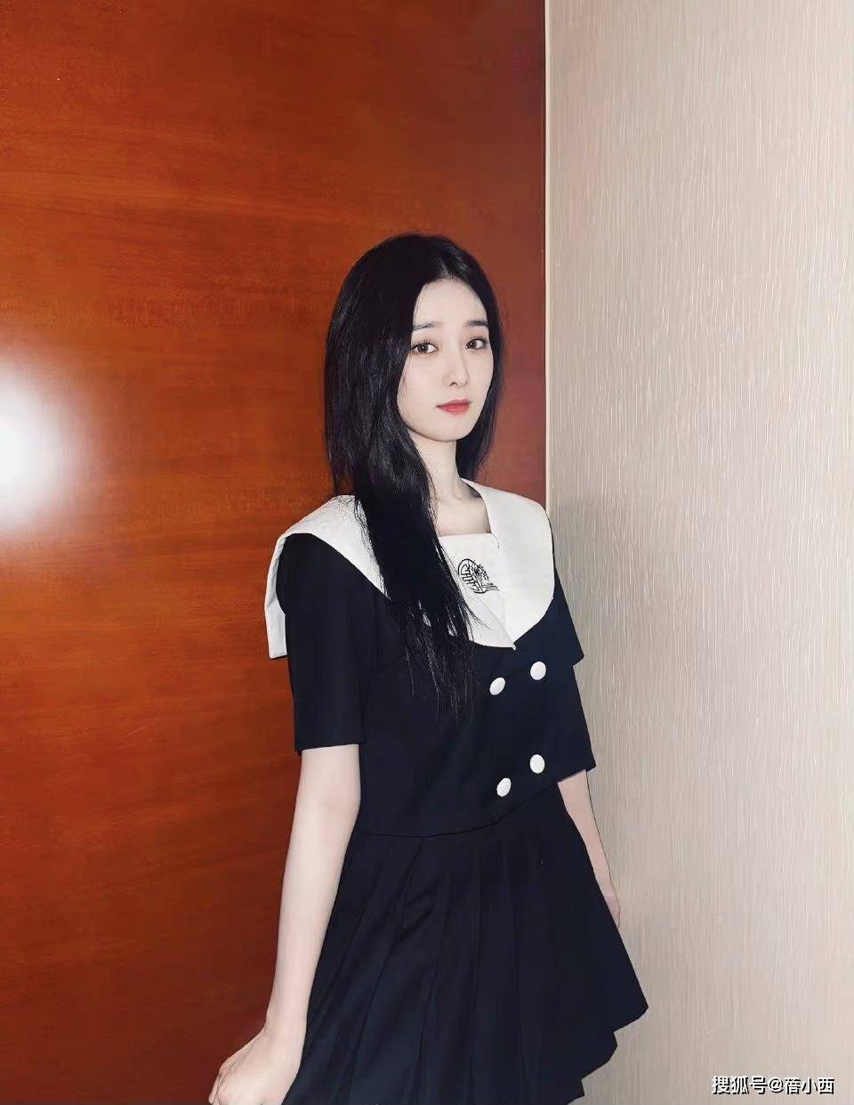 黑色|赵露思如此低调!看完了她的机场穿搭,你才会惊呼黑白配真高级