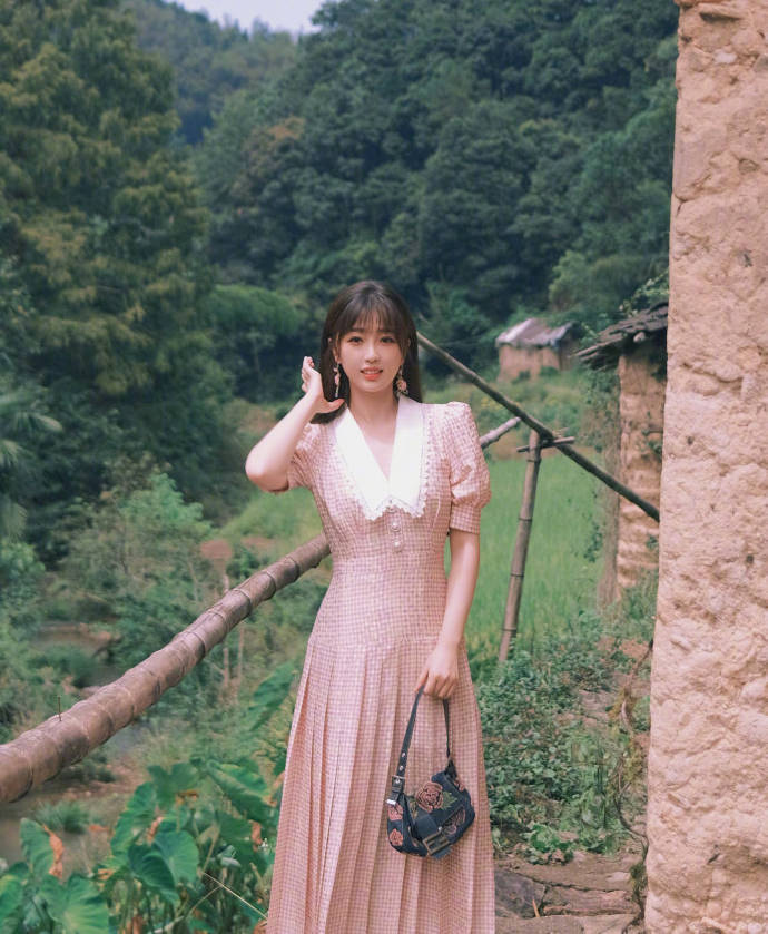 波浪|泡泡袖、格子印花、不规则裙摆,今年秋季连衣裙的时髦点整理好了