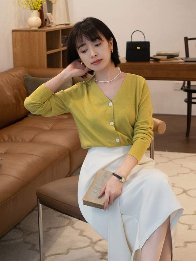 显得|秋季，针织衫怎么穿才高级？搭配半身裙或牛仔裤优雅洋气，超好看