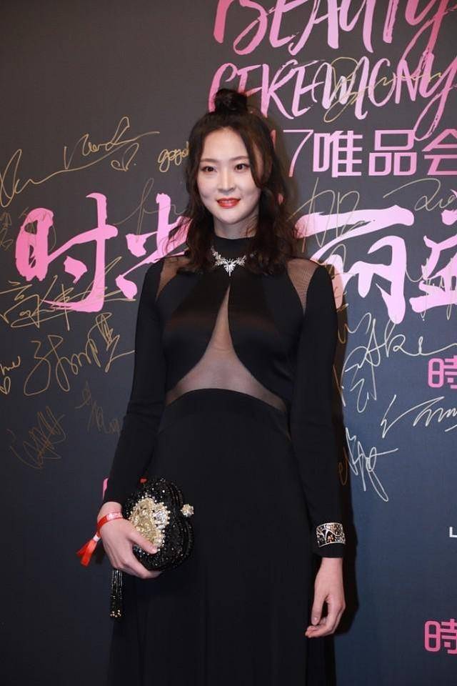 大个子|192cm的惠若琪太惹人羡，穿黑裙怕看着不明显，拼接透视纱挺高级