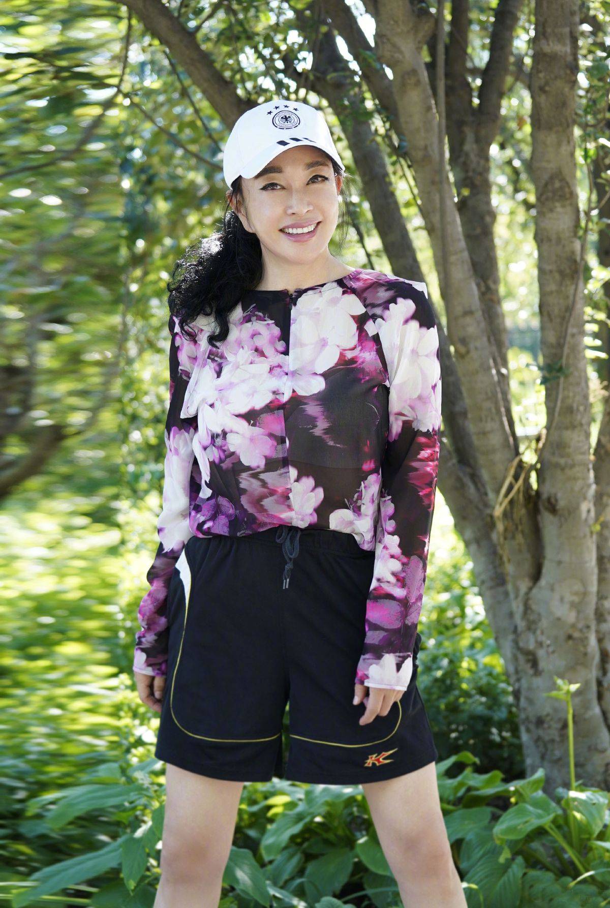 运动鞋|刘晓庆真“不服老”,年近七十依旧很敢穿,造型效果也令人称赞