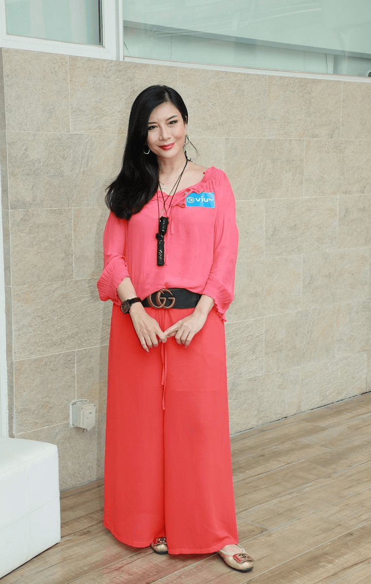 颜色|吴家丽孙佳君同框，都是星女郎穿搭可不同，鲜艳色搭配真挺提气质