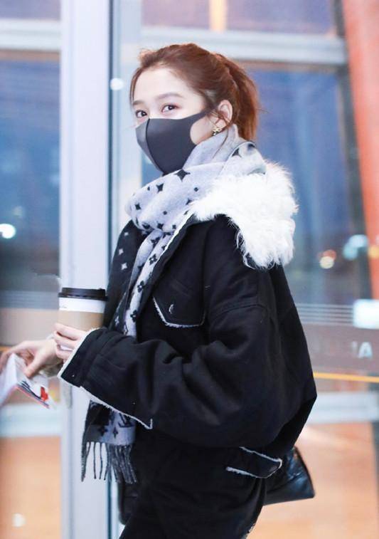 上装|关晓彤穿了件黑色棉服配围巾，穿休闲裤露脚踝，没有认真过冬！