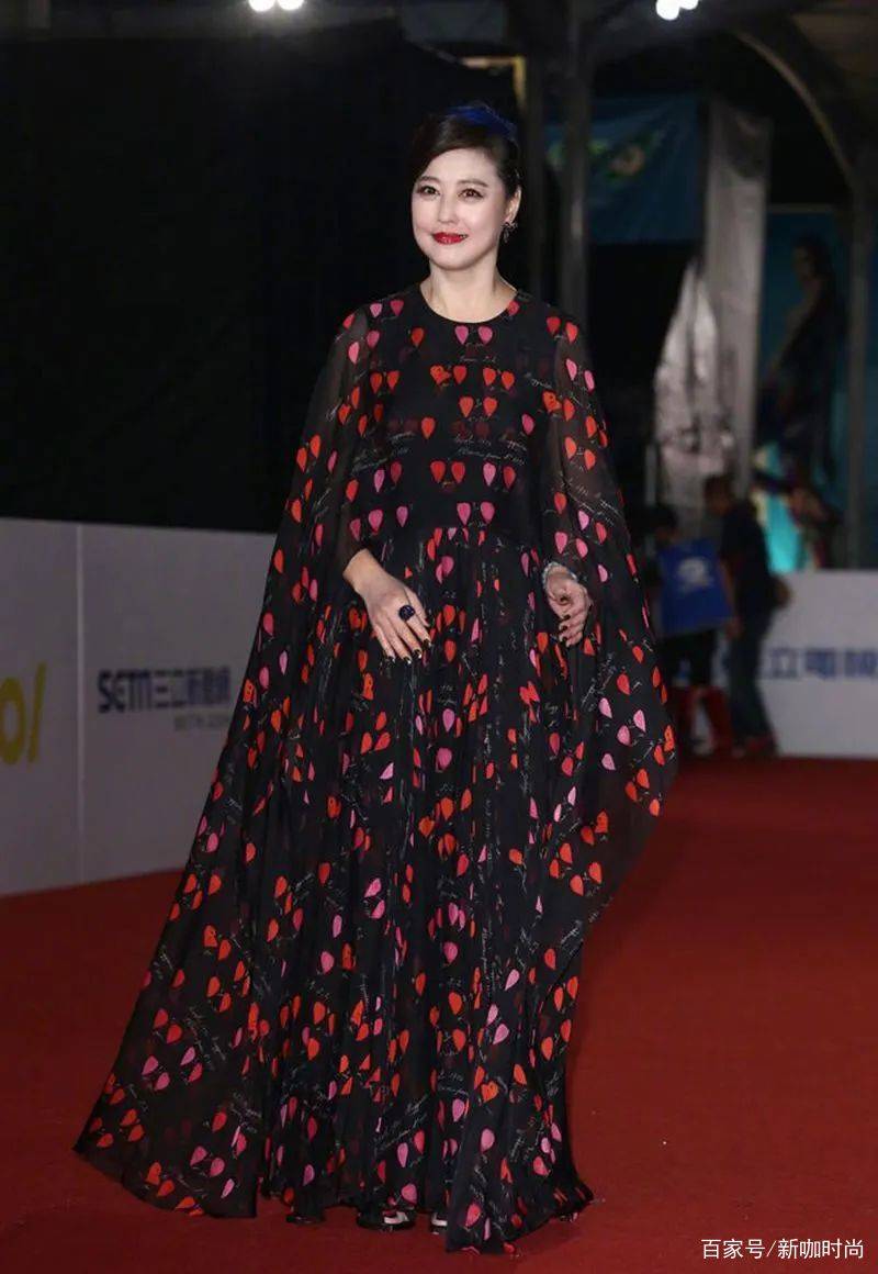周海媚|“奔六”周海媚真敢打扮,一身红花衣还扎双马尾,这颜值太给力了