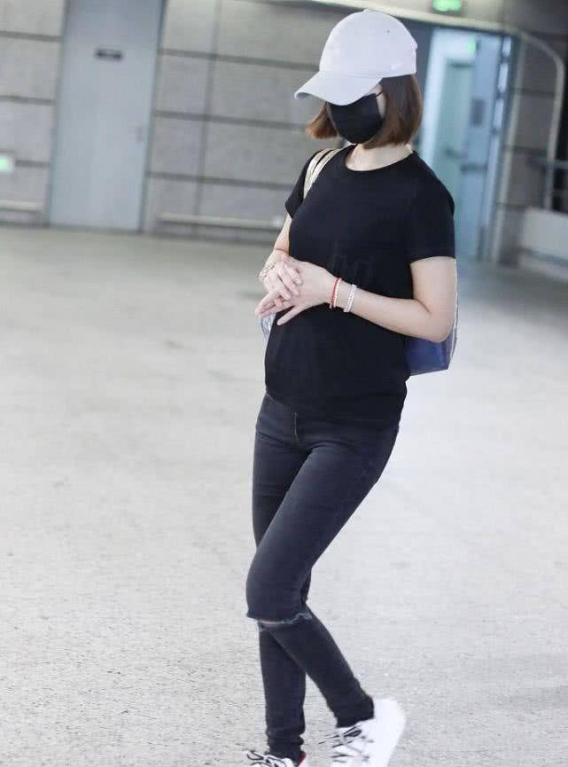 实话|林心如穿黑色的短袖，搭一条黑色破洞裤，虽然低调但很显气质！