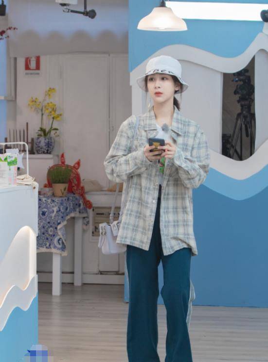 时尚|现在不流行把衬衫扎进裤子里了，试试杨紫的“三七开”，贼时髦