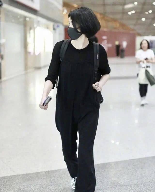 黑色|王菲的时尚太难懂！蓝衬衣配灯笼裤背黄色编织包，与农村大妈无异