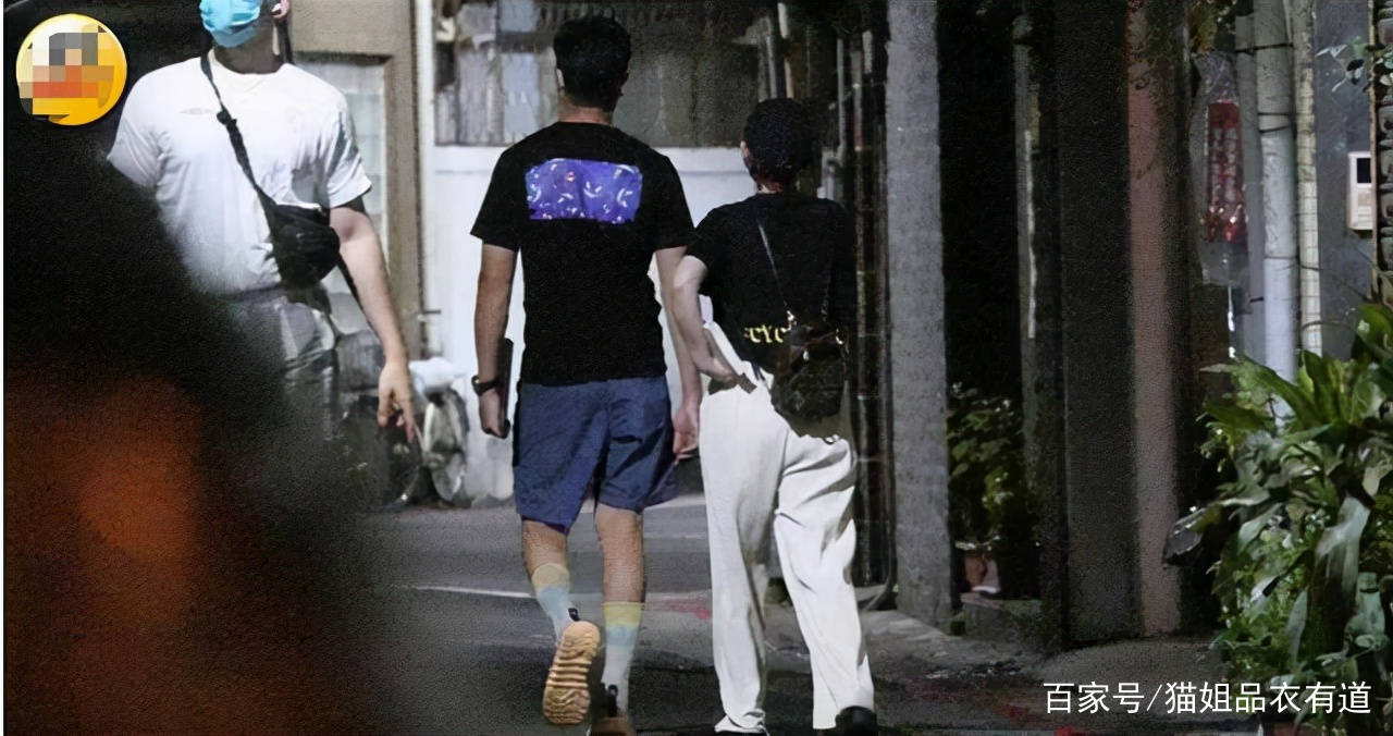 年仍|陈乔恩罕见露面身材胖了，穿宽松衣服和男友逛街，恋爱2年仍甜蜜