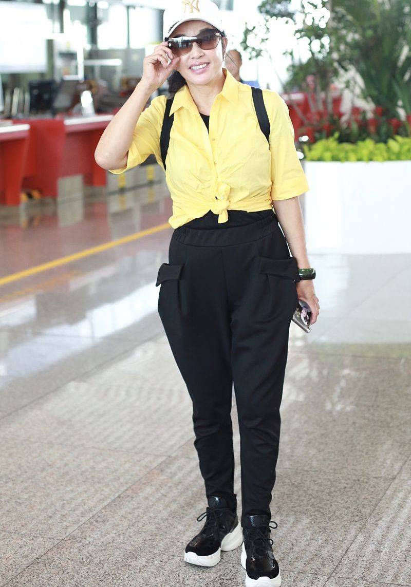 小陈|刘晓庆真敢穿,露脐T恤配牛仔裤经典又时髦,哪像64岁老年人