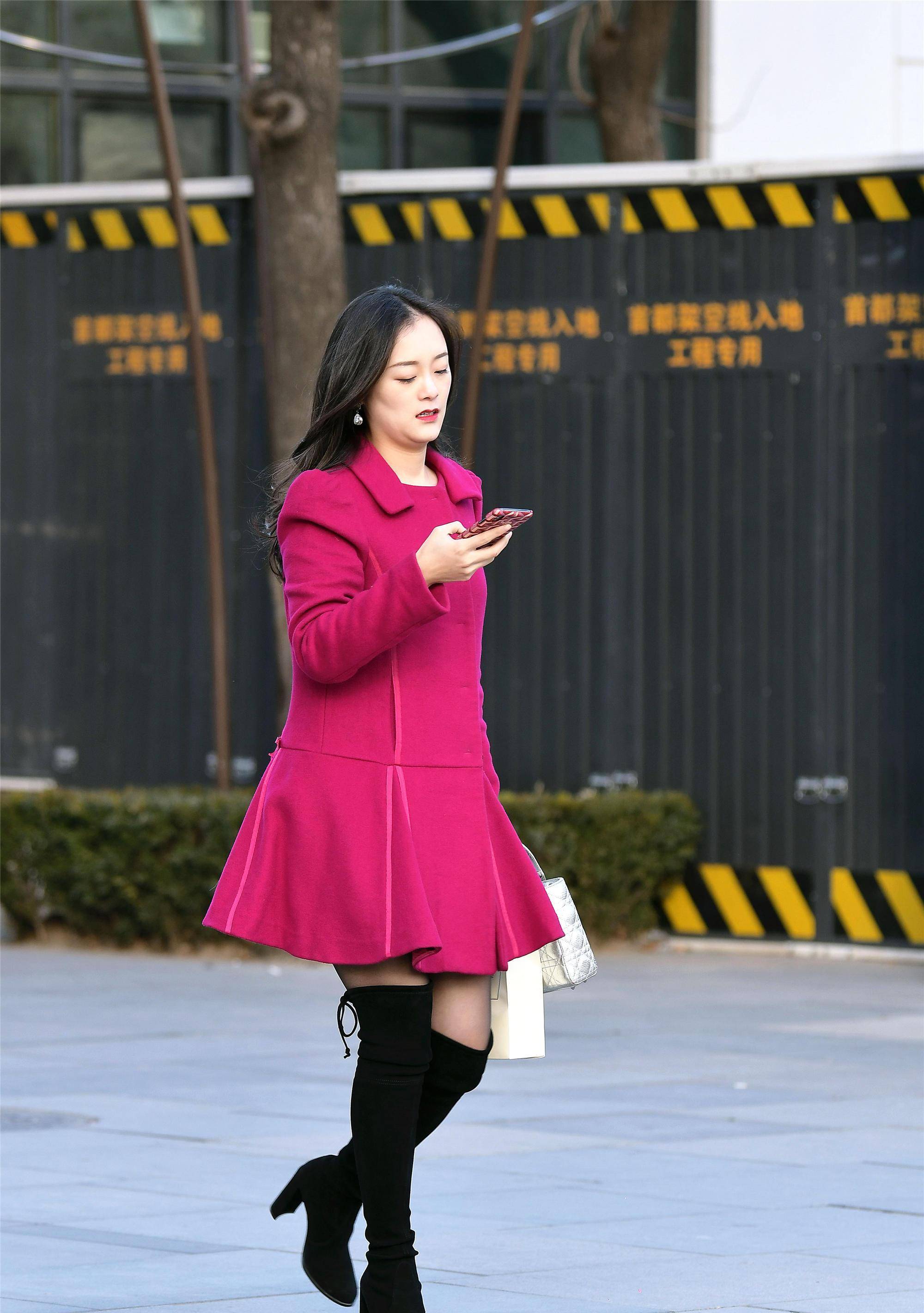 显得|冬天逛街的时尚姑娘，她们更喜欢富有色彩的时装