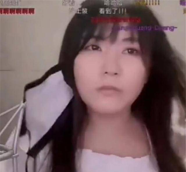 因为|小团团晒零食曝光真实身形,看到她的膝盖粉丝心疼:这也太瘦了