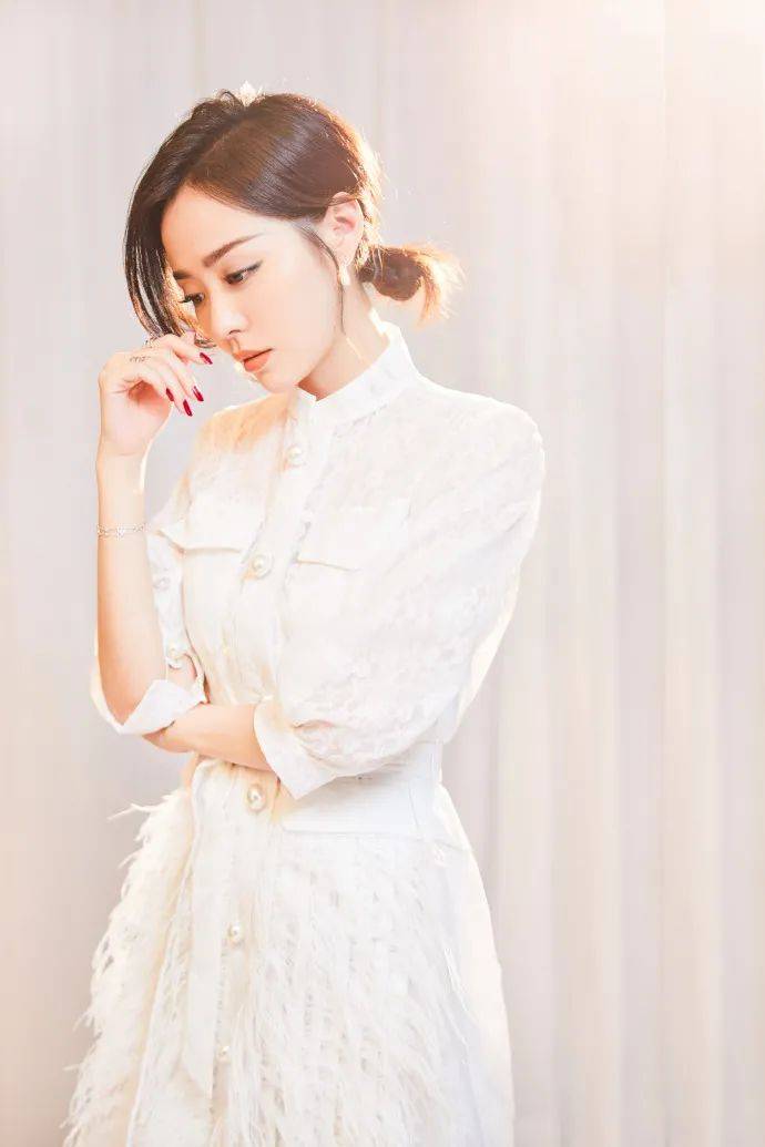 职场|张靓颖越来越放肆了，素颜也敢晒“大头”照，认不出却还是美的