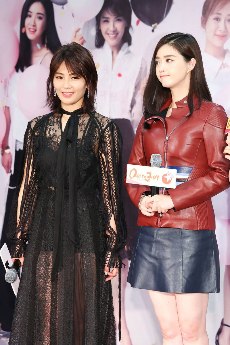 设计|刘涛真敢穿,镂空蕾丝透视裙配迷你内搭,曲线清晰凹凸有致