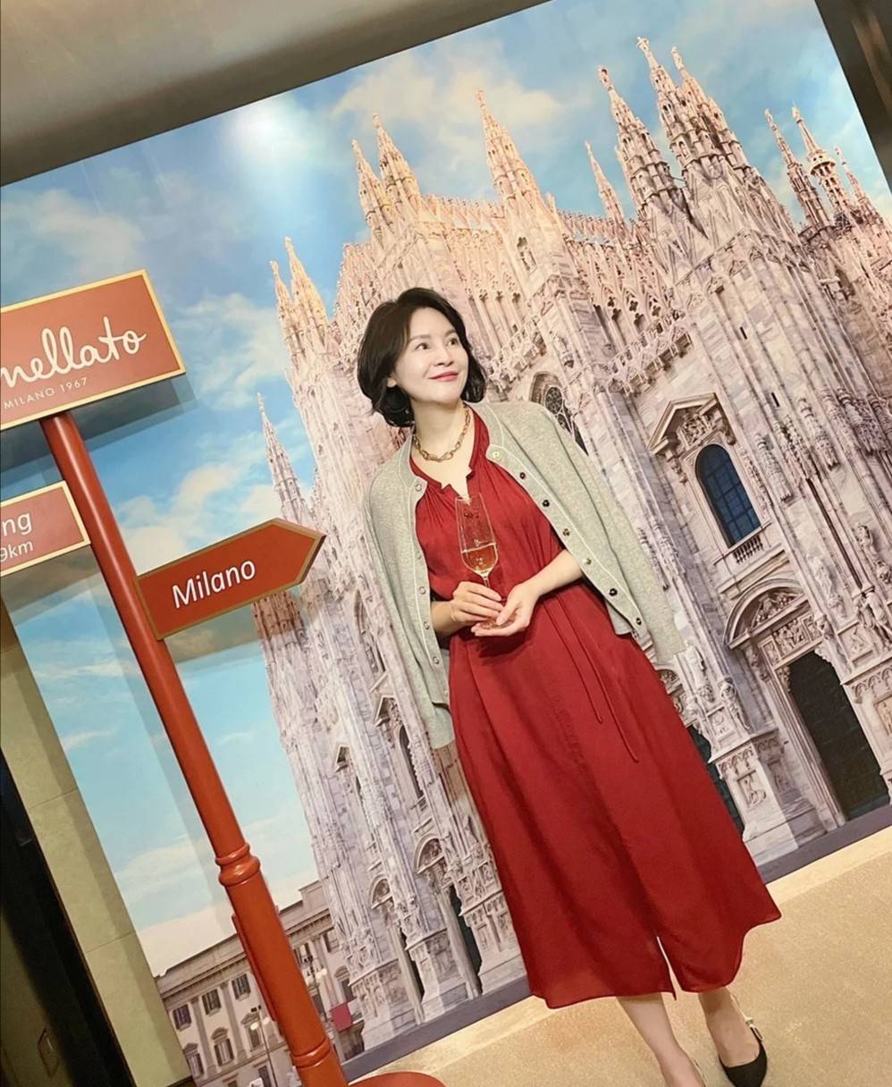 服装|中年女性牛仔外布衣,设计短小又简练,50多岁也能穿得优雅自信!