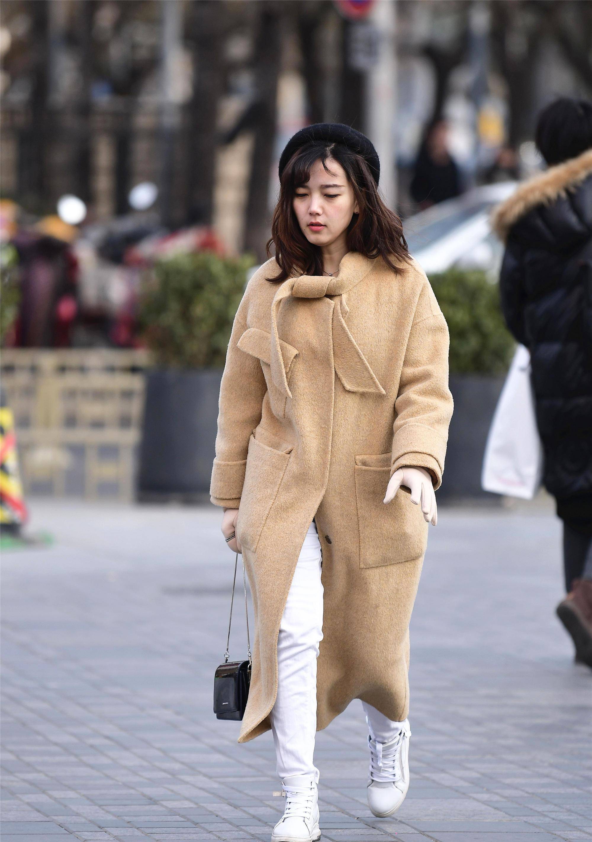 显得|冬天逛街的时尚姑娘，她们更喜欢富有色彩的时装