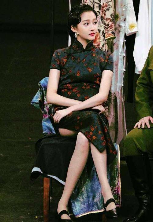 网友|众多女星掀起旗袍热，王牌女主播冯提莫申请“出战”，竟美出新高度