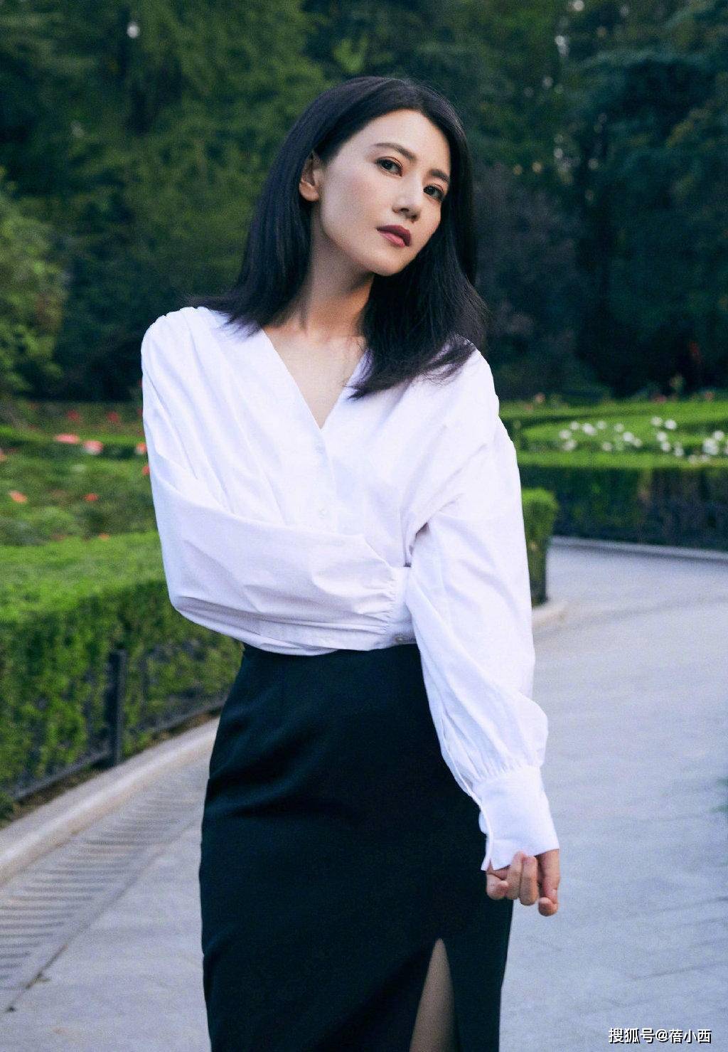 黑色|赵露思如此低调!看完了她的机场穿搭,你才会惊呼黑白配真高级