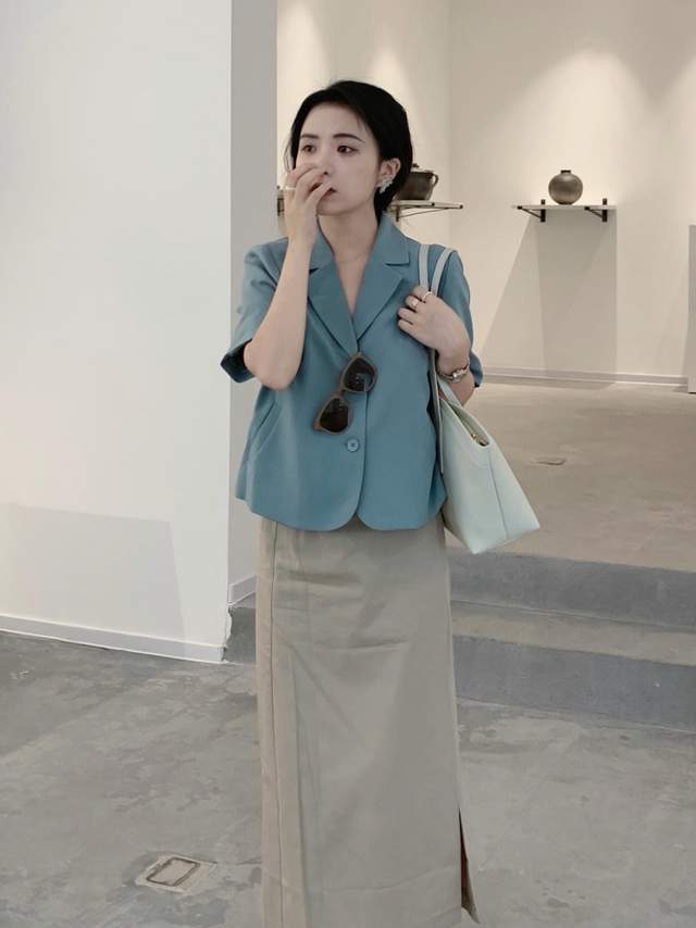 下半身|秋季小个子怎么穿才显高？红色u领上衣+淡黄色波点裙，气质又性感