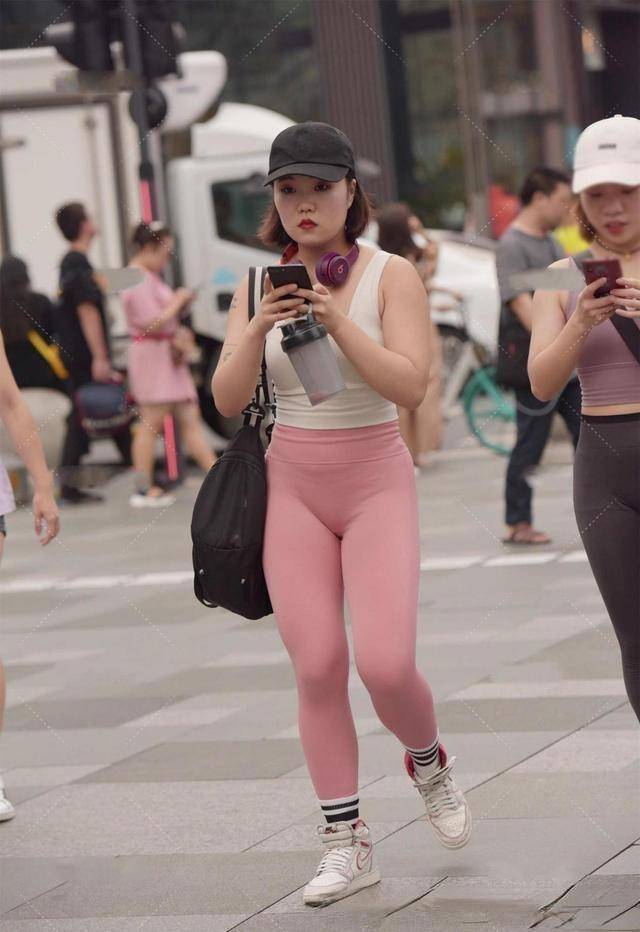 黑色|精致漂亮的瑜伽裤装扮彰显女神风范，唯美清新感十足，运动范儿